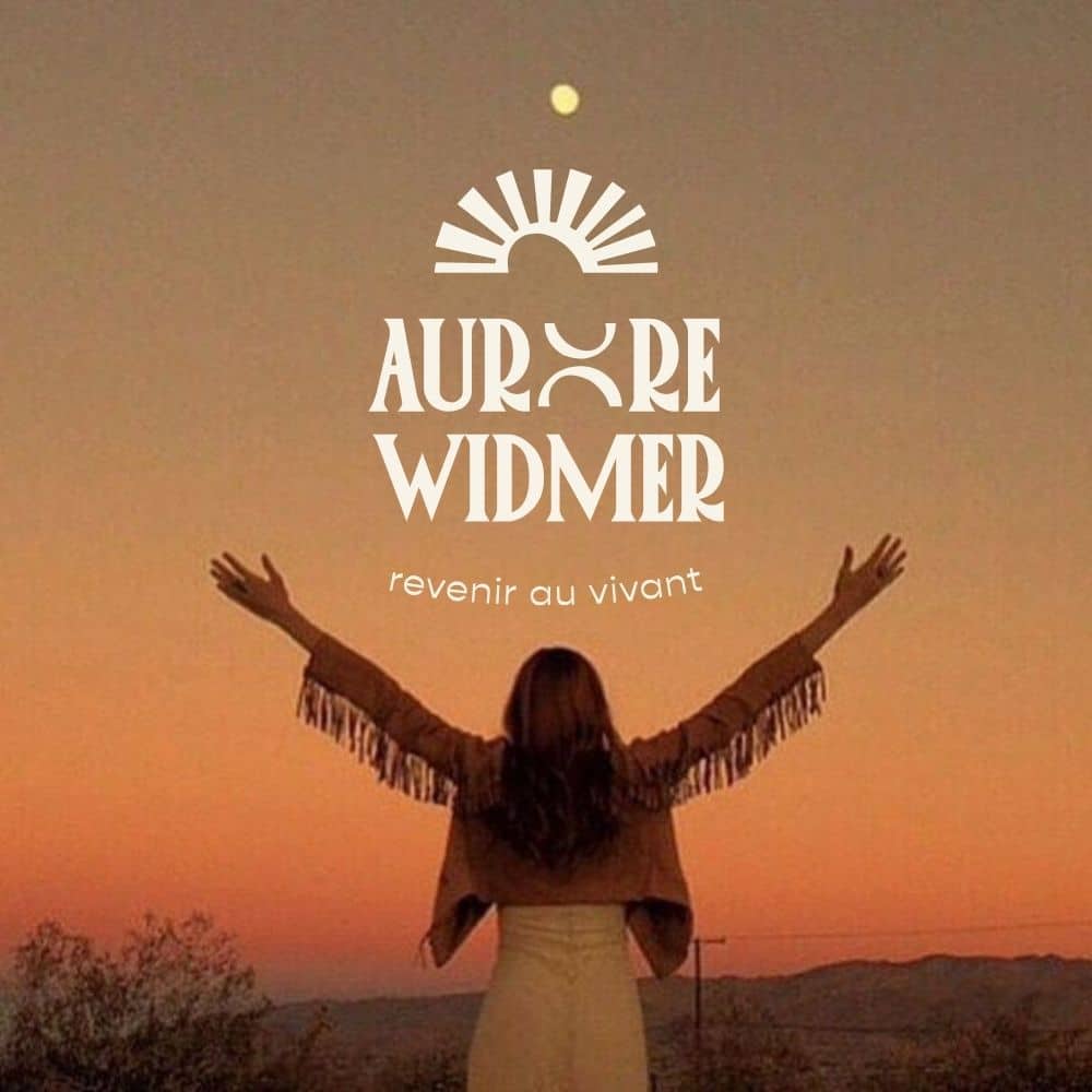 Branding identité visuelle pour thérapeute holistique Aurore Widmer avec logo soleil levant et palette de couleurs chaleureuses inspirant la renaissance spirituelle.
