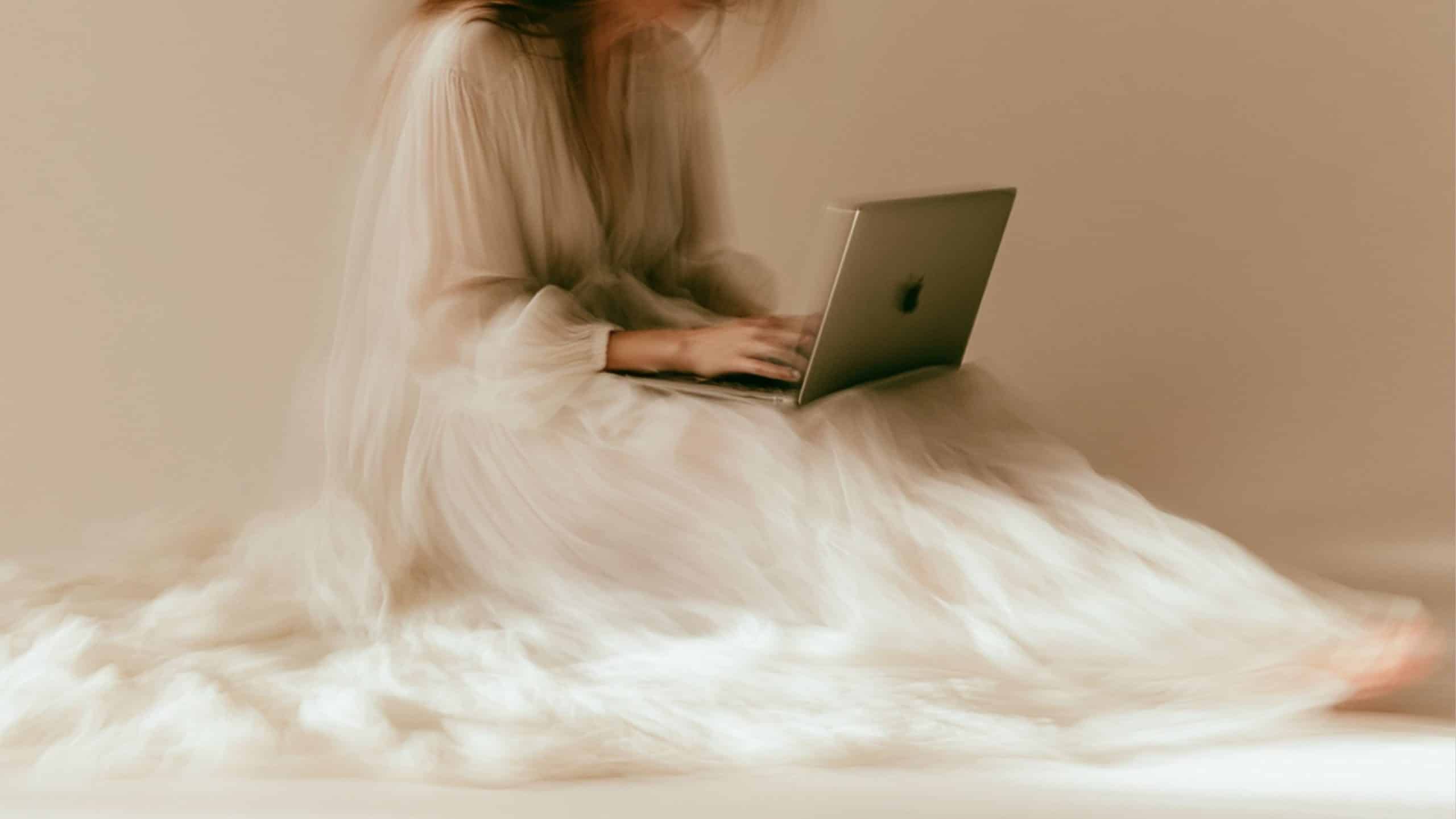 Femme en peignoir dans une mise en scène artistique et lumineuse, univers sensoriel Fidji Studio