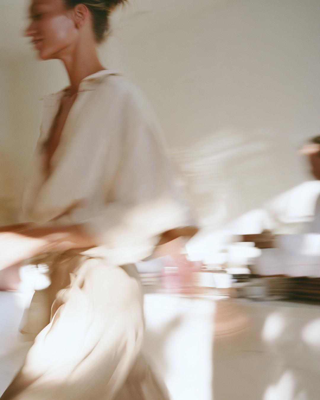 Accueil incarné dans un institut au positionnement premium, hôtesse en tenue épurée illustrant l'image de marque